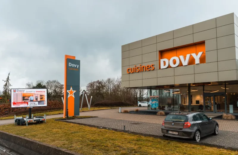 LED-totem van Maxled aan de toonzaal van Dovy Keukens in Marche-en-Famenne