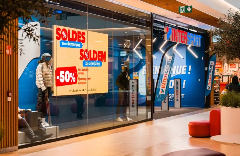 Indoor LED-scherm van Maxled in de etalage van Intersport in Westland Shopping