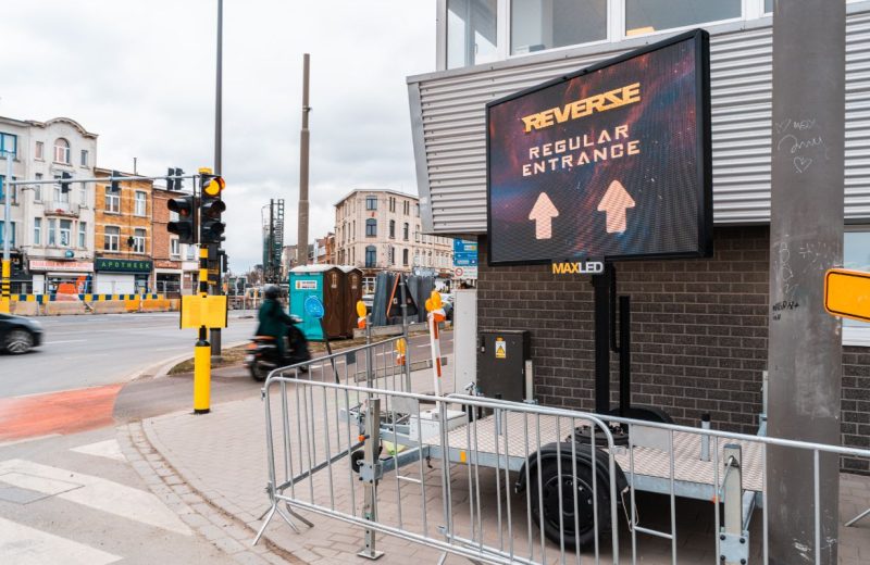 Mobiel ledscherm op aanhangwagen van MaxLED met bezoekerssignalisatie aan het Sportpaleis in Antwerpen