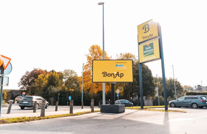 LED-totem van Maxled aan een Bon’Ap-winkel