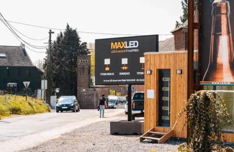 Mobiele LED-totem van 8 m² van Maxled, verplaatsbaar met eigen onderstel