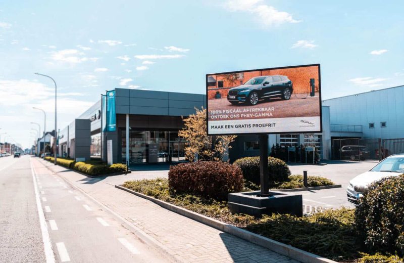 Mobiele totem met LED-scherm van Maxled langs een invalsweg